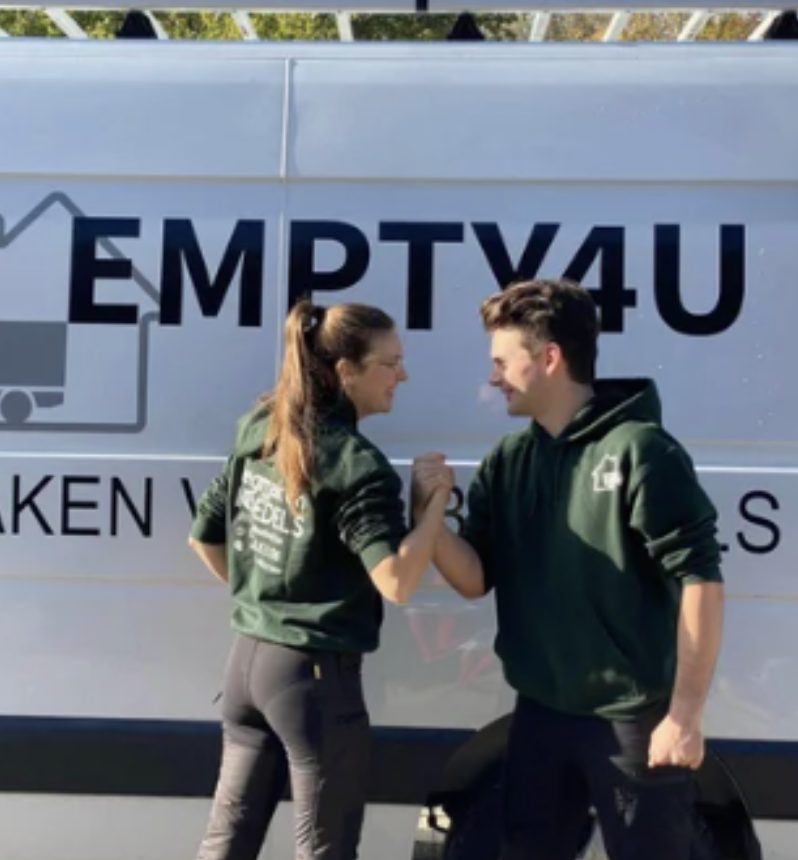 Alec en Nina van EMPTY4U voor hum camionette