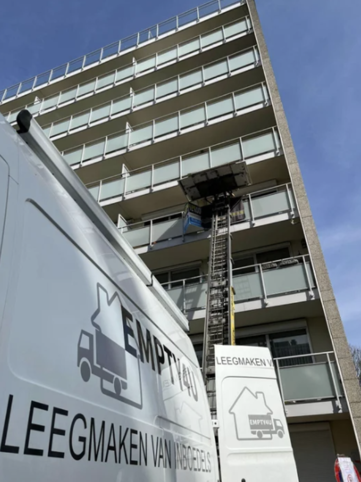 Verhuislift van Empty4U aan het werk voor apartementsblok